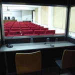 Tlumočení polštiny. Pohled z tlumočnické kabiny expertního tlumočníka. Tlumočník pro tlumočení na nejvyšší státní úrovni, nebo pro tlumočení jedná na krajské či obchodní úrovni. Expresní kontakt: 608 666 582.